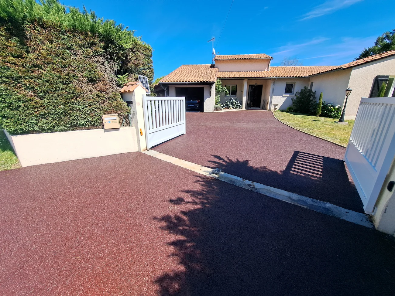 Réalisation d'une cours pour une maison par West Pump France